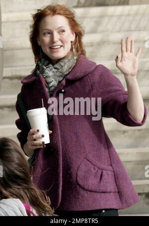 ESCLUSIVO!! L'attrice Alicia Witt è stata vista indossando un vestito nero con una giacca viola, collant neri, una sciarpa grigia e stivali grigi a esce da un caffè Starbucks a Beverly Hills. Secondo il conto twitter di Alicia, l'attrice di 36 anni ha postato momenti dopo aver lasciato Starbucks, 'ho appena avuto il miglior incontro con lo scrittore / regista del mio prossimo film!! COSÌ eccitato per essere questa ragazza. Non vedo l'ora di condividere tutti!" Los Angeles, California. 17th marzo 2012. Foto Stock