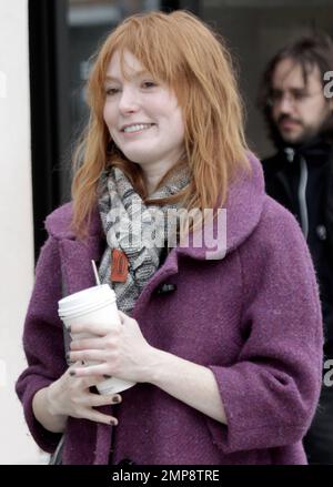 ESCLUSIVO!! L'attrice Alicia Witt è stata vista indossando un vestito nero con una giacca viola, collant neri, una sciarpa grigia e stivali grigi a esce da un caffè Starbucks a Beverly Hills. Secondo il conto twitter di Alicia, l'attrice di 36 anni ha postato momenti dopo aver lasciato Starbucks, 'ho appena avuto il miglior incontro con lo scrittore / regista del mio prossimo film!! COSÌ eccitato per essere questa ragazza. Non vedo l'ora di condividere tutti!" Los Angeles, California. 17th marzo 2012. Foto Stock