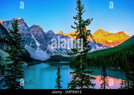 Riflessioni all'alba sul lago Moraine Foto Stock