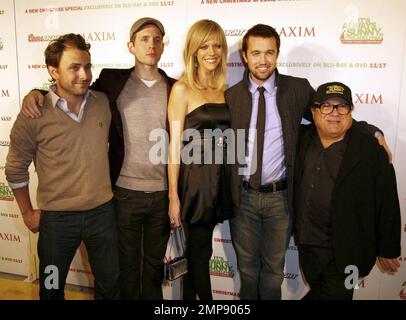 Charlie Day, Glenn Howerton, Kaitlin Olson, Rob McElhenney e Danny DeVito alla festa di lancio per l'offerta speciale per le vacanze 'IT's Always Sunny in Philadelphia' al club Guys and Dolls di Los Angeles, California. 11/12/09. Foto Stock