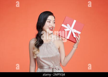 Jolly donna regalo decorazione gioia studio sfondo isolato Foto Stock