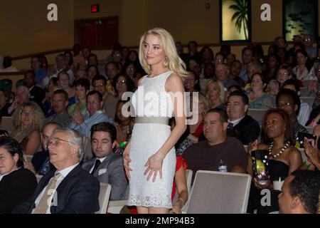 Amber Heard apre il 8th° Festival Internazionale del Cinema delle Bahamas alla proiezione del "Rum Diary", che ha co-interpretato con Johnny Depp, tenutosi all'Atlantis, Paradise Island nelle Bahamas. 1st dicembre 2011. Foto Stock