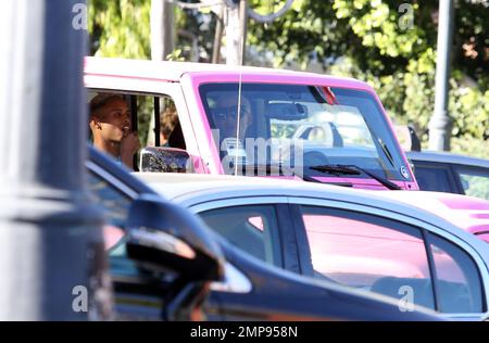 ESCLUSIVO!! Amber Rose e un compagno maschile si dirigano al salone Nail Garden di Studio City, California. 30th ottobre 2015. Foto Stock