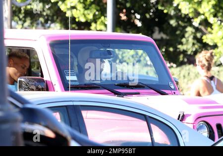 ESCLUSIVO!! Amber Rose e un compagno maschile si dirigano al salone Nail Garden di Studio City, California. 30th ottobre 2015. Foto Stock