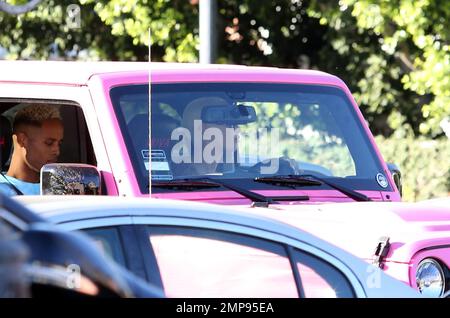 ESCLUSIVO!! Amber Rose e un compagno maschile si dirigano al salone Nail Garden di Studio City, California. 30th ottobre 2015. Foto Stock