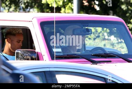 ESCLUSIVO!! Amber Rose e un compagno maschile si dirigano al salone Nail Garden di Studio City, California. 30th ottobre 2015. Foto Stock