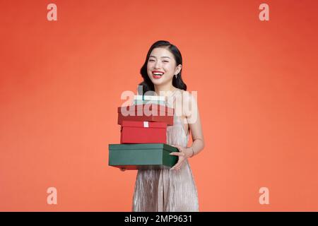 Jolly donna regalo decorazione gioia studio sfondo isolato Foto Stock