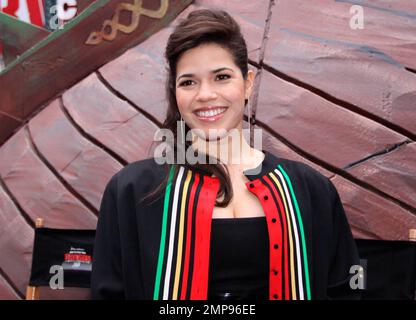 America Ferrera appare insieme a una replica di 40 piedi nave vichinga e alcuni attori in costume in un evento promozionale ÒHow per allenare il tuo DragonÓ a Times Square. L'America, che ha recentemente messo la sua casa di Hollywood Hills, CA in vendita a poco più di $1,5 milioni di dollari (US dollari), presta la sua voce al personaggio Astrid nel DreamWorks animazione ÒHow per addestrare il vostro DragonÓ, in scadenza nei teatri marzo 26. All'evento è presente anche il CEO di DreamWorks Animation, Jeffrey Katzenberg. New York, NY. 03/23/10. . Foto Stock