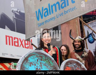 America Ferrera appare insieme a una replica di 40 piedi nave vichinga e alcuni attori in costume in un evento promozionale ÒHow per allenare il tuo DragonÓ a Times Square. L'America, che ha recentemente messo la sua casa di Hollywood Hills, CA in vendita a poco più di $1,5 milioni di dollari (US dollari), presta la sua voce al personaggio Astrid nel DreamWorks animazione ÒHow per addestrare il vostro DragonÓ, in scadenza nei teatri marzo 26. All'evento è presente anche il CEO di DreamWorks Animation, Jeffrey Katzenberg. New York, NY. 03/23/10. . Foto Stock