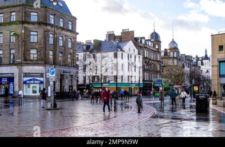 Dundee, Tayside, Scozia, Regno Unito. 31st Jan, 2023. Meteo nel Regno Unito. Le temperature nel nord-est della Scozia sono scese a 5°C a causa di una combinazione di inaspettate precipitazioni torrenziali e di freddo sole invernale. I residenti locali nel centro di Dundee sono presi fuori guardia da improvvise e pesanti docce sparse mentre si va per il loro lavoro quotidiano. Credit: Dundee Photographics/Alamy Live News Foto Stock