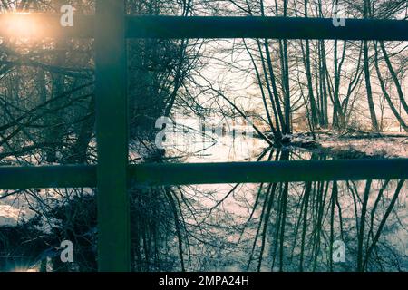 Neve carinzia paesaggio sul lago ossiach soleggiata giornata invernale Foto Stock