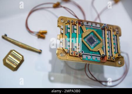 Hannover, Germania. 19th marzo, 2017. CeBIT 2017, fiera ICT: Processore per computer Quantum D-Wave 2000Q con chip da 2048 qubit di D-Wave Systems Inc Credit: Christian Lademann / LademannMedia Foto Stock