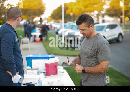 Il personale della Clinica Cape May del centro di addestramento dà i colpi drive-thru di influenza sulla base, 12 ottobre 2022. In qualità di forza armata degli Stati Uniti, principale agenzia per l’applicazione marittima della nazione, e agenzia per la sicurezza marittima e la regolamentazione, i nostri membri della Guardia Costiera sono in prima linea ogni giorno che svolgono operazioni globali e proteggono la nostra patria dalle minacce in continua evoluzione. Dobbiamo assicurarci che possano concentrarsi ogni giorno su queste difficili missioni con la piena consapevolezza che la loro salute, le loro famiglie e le loro abitazioni sono curate. U.S. Coast Guard foto di Chief Warrant Officer 2 Timothy T. Foto Stock