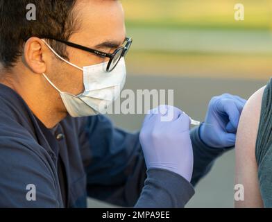 Il personale della Clinica Cape May del centro di addestramento dà i colpi drive-thru di influenza sulla base, 12 ottobre 2022. In qualità di forza armata degli Stati Uniti, principale agenzia per l’applicazione marittima della nazione, e agenzia per la sicurezza marittima e la regolamentazione, i nostri membri della Guardia Costiera sono in prima linea ogni giorno che svolgono operazioni globali e proteggono la nostra patria dalle minacce in continua evoluzione. Dobbiamo assicurarci che possano concentrarsi ogni giorno su queste difficili missioni con la piena consapevolezza che la loro salute, le loro famiglie e le loro abitazioni sono curate. U.S. Coast Guard foto di Chief Warrant Officer 2 Timothy T. Foto Stock