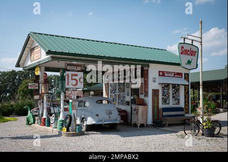 L'auto Ford Super Deluxe bianca e classica al vecchio distributore di benzina di giorno Foto Stock