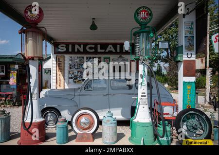 L'auto Ford Super Deluxe bianca e classica al vecchio distributore di benzina di giorno Foto Stock