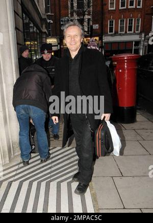 L'attore Anthony Head, che è stellato a stellare accanto a Meryl Streep nella biopsia di Margaret Thatcher "The Iron Lady", va per una passeggiata con la figlia Daisy Head, 19, e più tardi si ferma in una BBC Broadcasting House. Londra, Regno Unito. 01/22/11. Foto Stock