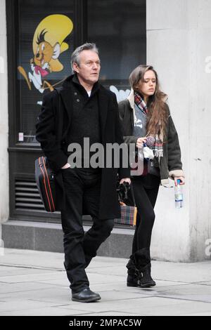 L'attore Anthony Head, che è stellato a stellare accanto a Meryl Streep nella biopsia di Margaret Thatcher "The Iron Lady", va per una passeggiata con la figlia Daisy Head, 19, e più tardi si ferma in una BBC Broadcasting House. Londra, Regno Unito. 01/22/11. Foto Stock