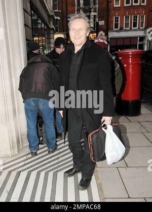 L'attore Anthony Head, che è stellato a stellare accanto a Meryl Streep nella biopsia di Margaret Thatcher "The Iron Lady", va per una passeggiata con la figlia Daisy Head, 19, e più tardi si ferma in una BBC Broadcasting House. Londra, Regno Unito. 01/22/11. Foto Stock