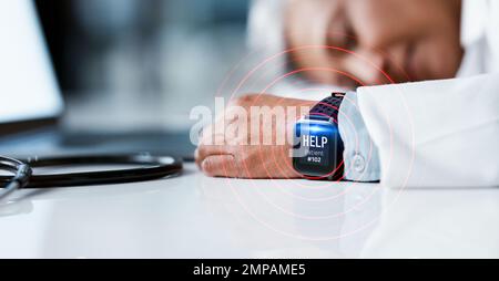 Le mani, l'orologio e il segnale di una donna del settore sanitario che dorme sulla scrivania mentre si trova in ufficio durante una chiamata, un aiuto o un'emergenza. Mano di medico senior che riposa su Foto Stock