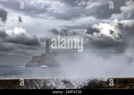 Onde che si infrangono sul muro di mare, Castillo de San Salvador de la Punta, l'Avana, Cuba. Foto Stock