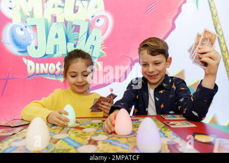 Norimberga, Germania. 31st Jan, 2023. AZRA e Malta giocano con il gioco da tavolo Magajaja Dinosaurs di Trefl durante lo spettacolo di novità Spielwarenmesse. Il 72nd Spielwarenmesse si svolge dal 1 al 5 febbraio 2023. Credit: Daniel Karmann/dpa/Alamy Live News Foto Stock