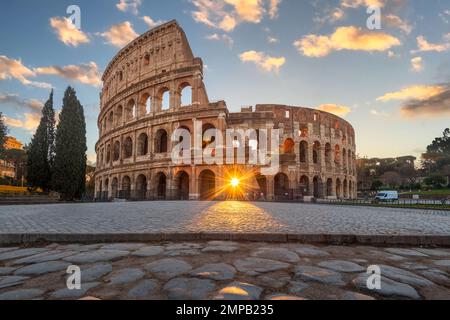 Roma, Italia all'Anfiteatro del Colosseo con l'alba attraverso l'ingresso. Foto Stock