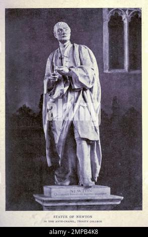 Statua di Newton nella cappella ante, Trinity College da una fotografia di F. Frith & Co. Dal libro ' Cambridge and its story ' di Arthur Gray 1852-1940 Pubblicazione Londra : Methuen 1912 Foto Stock