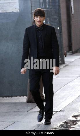 Ashton Kutcher si presenta con un abito nero, una camicia e una cravatta mentre arriva al "Jimmy Kimmel Live!" studio per un'apparizione prima di partire per la prima del suo nuovo film 'Killers' che co-star Katherine Heigl. Los Angeles, California. 6/1/10. . Foto Stock