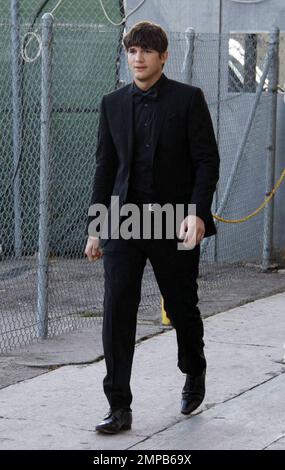 Ashton Kutcher si presenta con un abito nero, una camicia e una cravatta mentre arriva al "Jimmy Kimmel Live!" studio per un'apparizione prima di partire per la prima del suo nuovo film 'Killers' che co-star Katherine Heigl. Los Angeles, California. 6/1/10. . . Foto Stock