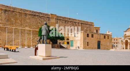 Una vista su Piazza Castiglia a la Valletta, Malta, con San Giacomo Cavalier sullo sfondo, in un giorno d'estate, in un formato panoramico da utilizzare come web bann Foto Stock