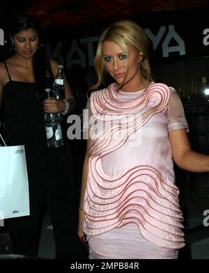 Aubrey o'Day e un amico lasciano il ristorante Katsuya e si mette in macchina dove il piccolo cane di Aubrey li aspetta con ansia. Los Angeles, California. 4/30/09. Foto Stock