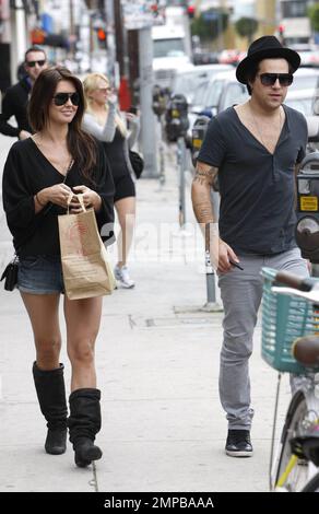 Audrina Prigge e la cantante Ryan Cabrera portano un po' di take-out da un ristorante vegetariano. Audrina ha un aspetto carino nei suoi short-shorts in denim e stivali slouch mentre Ryan indossa una t-shirt alla moda fedora e con collo a V. West Hollywood, California. 02/23/10. Foto Stock