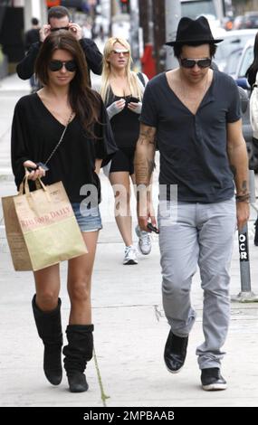 Audrina Prigge e la cantante Ryan Cabrera portano un po' di take-out da un ristorante vegetariano. Audrina ha un aspetto carino nei suoi short-shorts in denim e stivali slouch mentre Ryan indossa una t-shirt alla moda fedora e con collo a V. West Hollywood, California. 02/23/10. Foto Stock