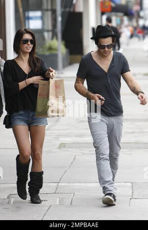 Audrina Prigge e la cantante Ryan Cabrera portano un po' di take-out da un ristorante vegetariano. Audrina ha un aspetto carino nei suoi short-shorts in denim e stivali slouch mentre Ryan indossa una t-shirt alla moda fedora e con collo a V. West Hollywood, California. 02/23/10. Foto Stock