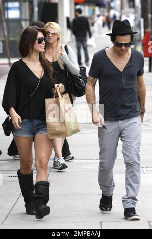 Audrina Prigge e la cantante Ryan Cabrera portano un po' di take-out da un ristorante vegetariano. Audrina ha un aspetto carino nei suoi short-shorts in denim e stivali slouch mentre Ryan indossa una t-shirt alla moda fedora e con collo a V. West Hollywood, California. 02/23/10. . Foto Stock