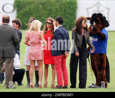 Guardando molto elegante in un abito rosso della televisione americana personalità Audrina Prigge sorseggiato champagne, Chiacchierò e abbracciò gli amici mentre girava scene per il suo nuovo reality show 'Audrina' VH1 alla USPA Piaget Gold Cup Sunday Brunch & Polo Kickoff un giorno dopo che giocava una polo con la stilista di lunga data Joey Tierney aiutata da un paio di bei uomini. Mentre passeggiando sul verde nel suo vestito rosso che immerso nella parte posteriore Prigge ha mostrato la sua figura sottile. Wellington, Florida. 03/06/11. Foto Stock