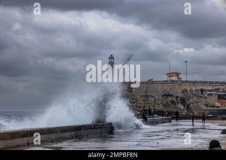 Onde che si infrangono sul muro di mare, Castillo de San Salvador de la Punta, l'Avana, Cuba. Foto Stock