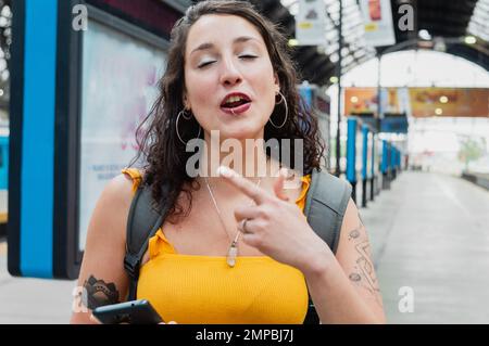 giovane viaggiatore di tempo libero latina donna di etnia argentina è felice perché sta andando viaggiare con i guadagni del suo commercio digitale, lei è Foto Stock