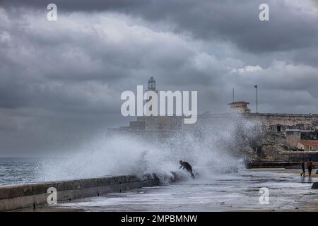 Onde che si infrangono sul muro di mare, Castillo de San Salvador de la Punta, l'Avana, Cuba. Foto Stock