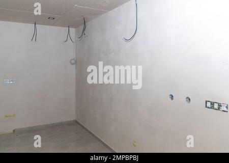 installazione elettrica in un locale del cantiere Foto Stock