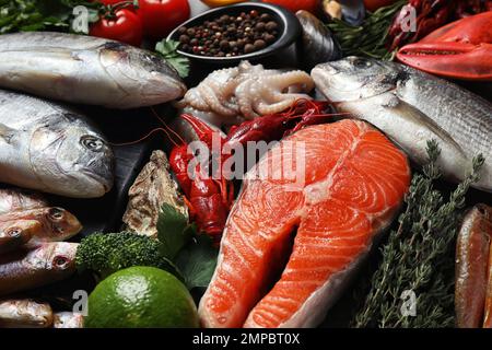 Pesce fresco e frutti di mare diversi a tavola, primo piano Foto Stock