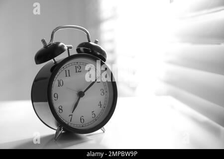 Sveglia sul davanzale, spazio per il testo. Ora del mattino Foto Stock