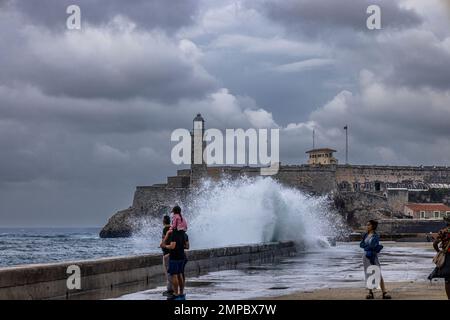 Onde che si infrangono sul muro di mare, Castillo de San Salvador de la Punta, l'Avana, Cuba. Foto Stock