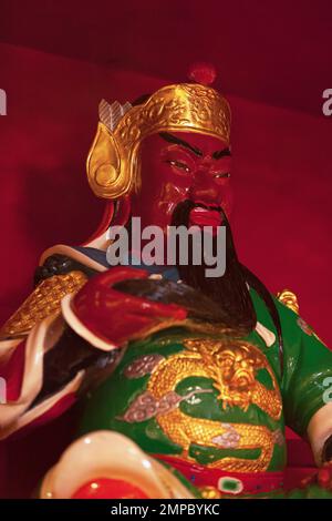 Statua di Guan Yu, un generale militare deificato nel 6th ° secolo ed è ancora oggi venerato come un bodhisattva nella tradizione buddista. Foto Stock