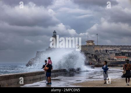 Onde che si infrangono sul muro di mare, Castillo de San Salvador de la Punta, l'Avana, Cuba. Foto Stock