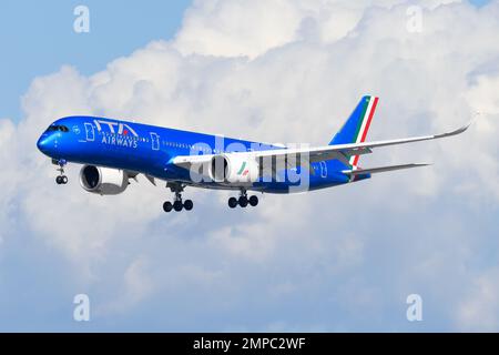 ITA Airways Airbus A350 atterraggio aereo. Nuova compagnia aerea nazionale italiana. Livrea blu sull'aereo A350-900 di ITA Airways, Italia trasporto Aereo. Foto Stock