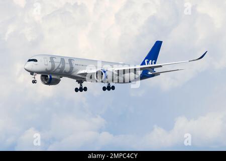 Aereo di linea Scandinavian Airlines System Airbus A350. Velivolo A350-900XWB della compagnia aerea SAS, nota anche come Scandinavian Airlines. Foto Stock