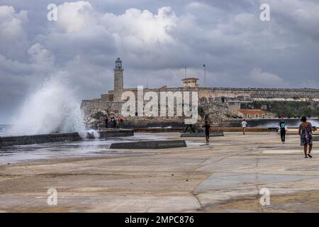 Onde che si infrangono sul muro di mare, Castillo de San Salvador de la Punta, l'Avana, Cuba. Foto Stock