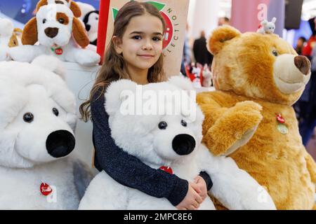 Norimberga, Germania. 31st Jan, 2023. Fleur siede tra i grandi orsi peluche allo stand della compagnia Trudi durante lo spettacolo di novità Spielwarenmesse. Il 72nd Spielwarenmesse si svolge dal 1 al 5 febbraio 2023. Credit: Daniel Karmann/dpa/Alamy Live News Foto Stock